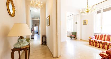 Large apartment of 130sqm located on the third floor of a building with elevator (4 steps to access), ideal for 4 people.The accommodation is located in a strategic area, served by all services: bars, restaurants, supermarkets and pharmacy. Just 10 min w