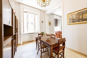 Dining - Large apartment of 130sqm located on the third floor of a building with elevator (4 steps to access), ideal for 4 people.The accommodation is located in a strategic area, served by all services: bars, restaurants, supermarkets and pharmacy. Just 10 min w (Pescara)