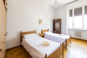 2 habitaciones, tabla de planchar con plancha, wifi y ropa de cama