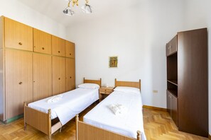 2 habitaciones, tabla de planchar con plancha, wifi y ropa de cama 