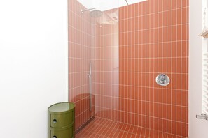 Dusche, Haartrockner, Bidet