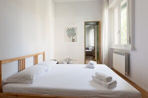 1 slaapkamer, een strijkplank/strijkijzer, wifi, beddengoed