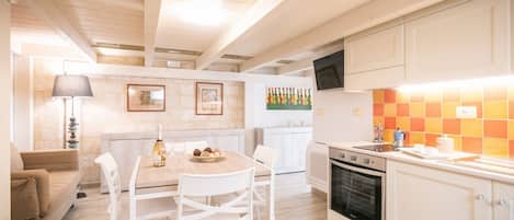 Réfrigérateur, four, plaque de cuisson, grille-pain