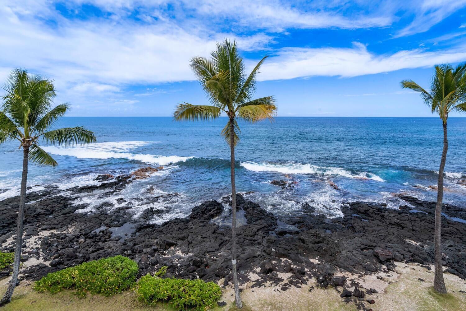 Beach nearby, sun loungers, beach towels