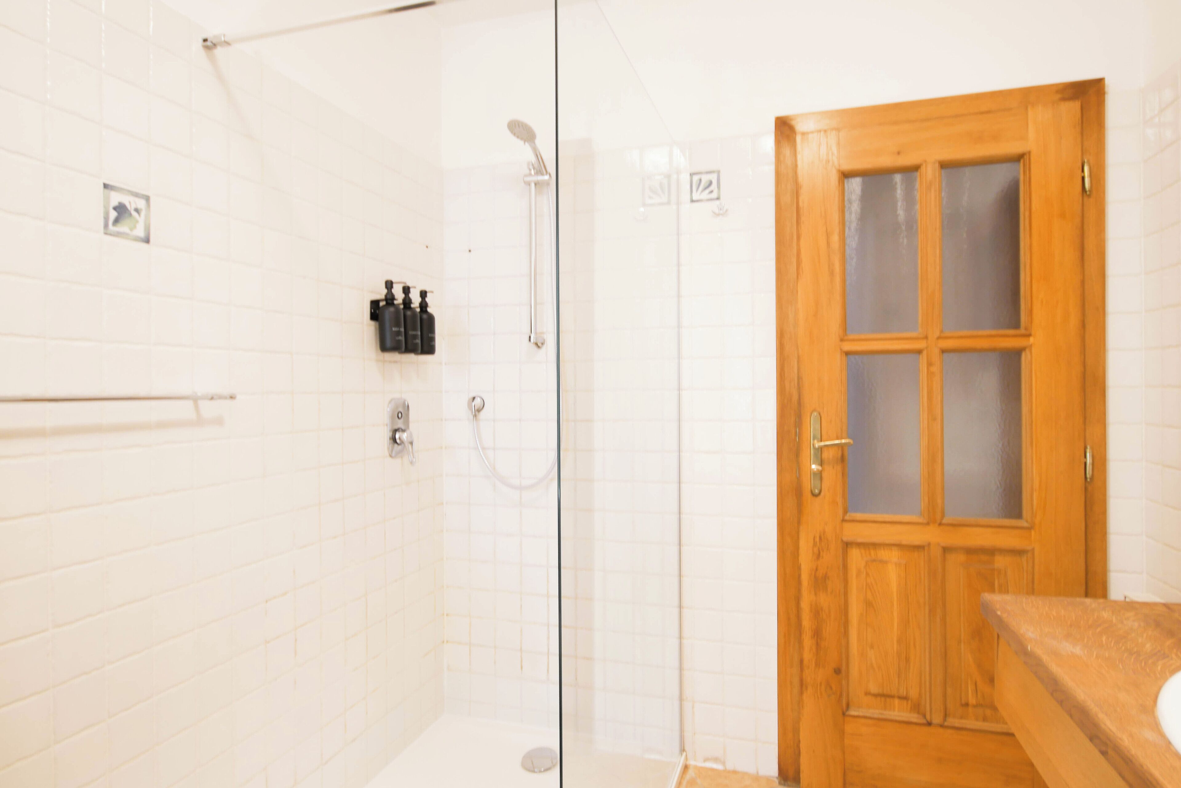 Dusche, kostenlose Toilettenartikel, Haartrockner, Bidet