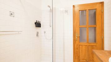 Dusche, kostenlose Toilettenartikel, Haartrockner, Bidet