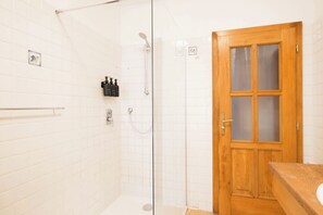 Dusch, gratis toalettartiklar, hårtork och bidé