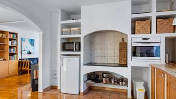 Réfrigérateur, micro-ondes, batterie de cuisine, vaisselle et ustensiles