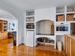 Refrigerador, microondas y utensilios de cocina