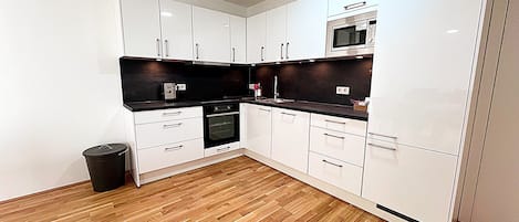 Condo cơ bản | Bếp riêng | Tủ lạnh, lò vi sóng, lò nướng, bếp nấu