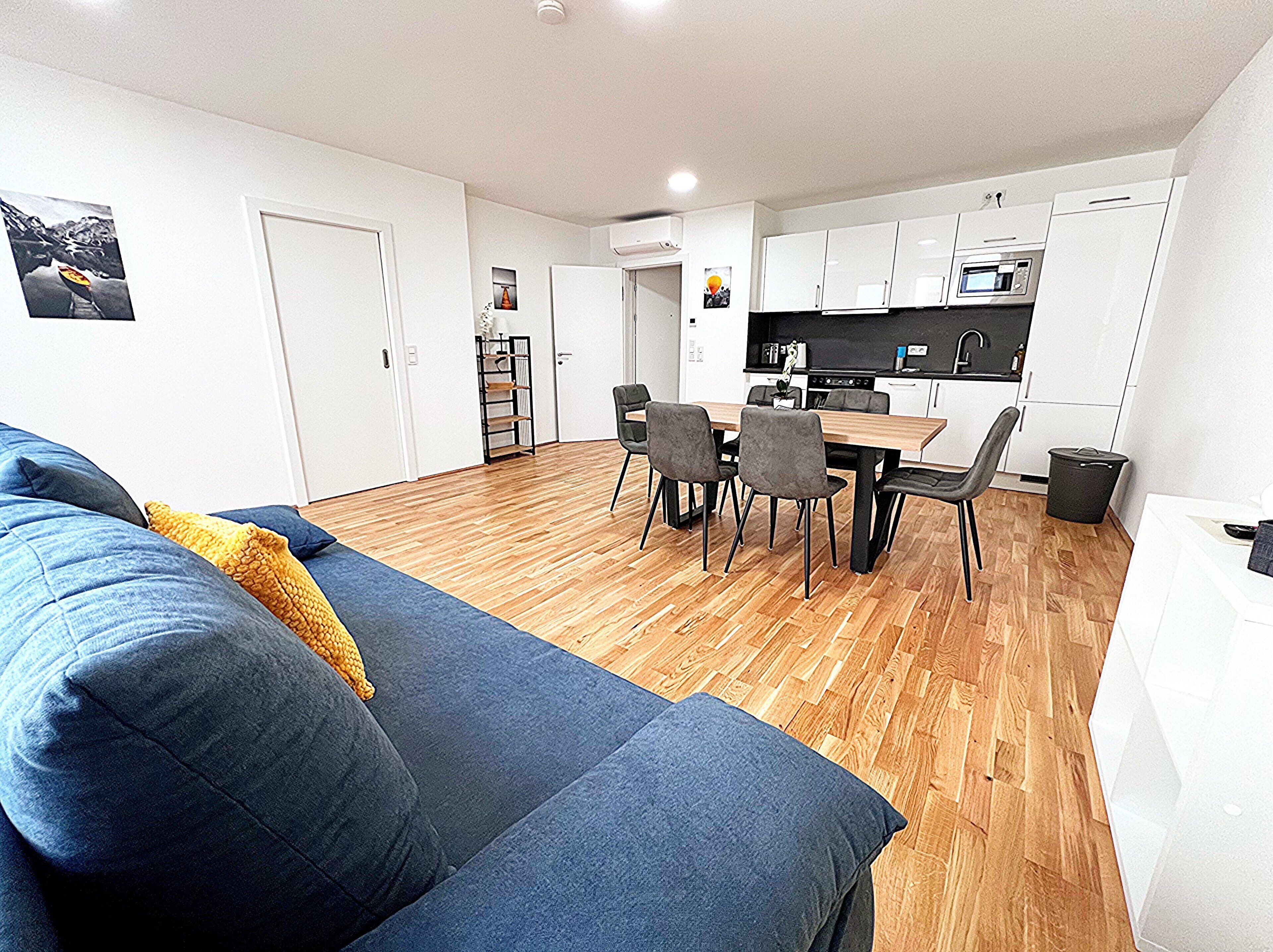 Apartamento design | Área de estar | Smart TV 42 polegadas com canais via satélite, pisos aquecidos