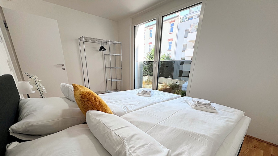 アパートメンツ ネクスト トゥ パブリック トランスポート GG13