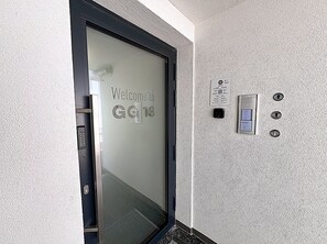 Property entrance - Apartments next to Public Transport GG13 (Vienna)
