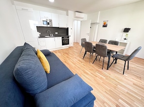 Comfort Apartment | Living area | 42-inch Smart TV with satellite channels, heated floors - Apartments next to Public Transport GG13 (Vienna)