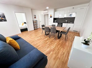 Deluxe Apartment | Living area | 42-inch Smart TV with satellite channels, heated floors - Apartments next to Public Transport GG13 (Vienna)