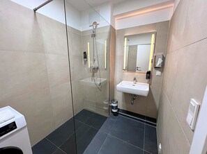 Dusche, kostenlose Toilettenartikel, Haartrockner, Handtücher