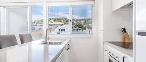 Departamento | Cocina privada | Refrigerador con congelador, microondas, horno y parrilla de estufa