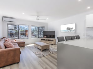 Basic Apartment | Living area
