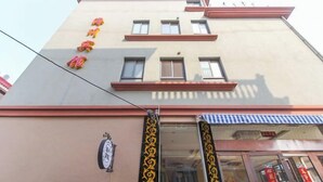 A building with a sign that reads "Hotel". - Shengsi Haichuan Hotel (Shengsi)