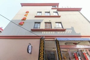 A building with a sign that reads "Hotel". - Shengsi Haichuan Hotel (Shengsi)