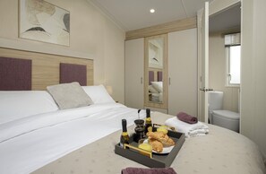 2 bedrooms, desk, iron/ironing board, WiFi