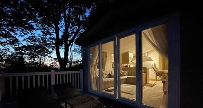 Ribble Heights Cosy Lodge Retreat with Countryside Views, Longridge, (Pet Free)
