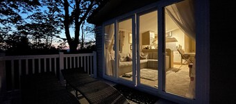 Ribble Heights Cosy Lodge Retreat with Countryside Views, Longridge, (Pet Free)