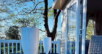 Ribble Heights Cosy Lodge Retreat with Countryside Views, Longridge, (Pet Free)