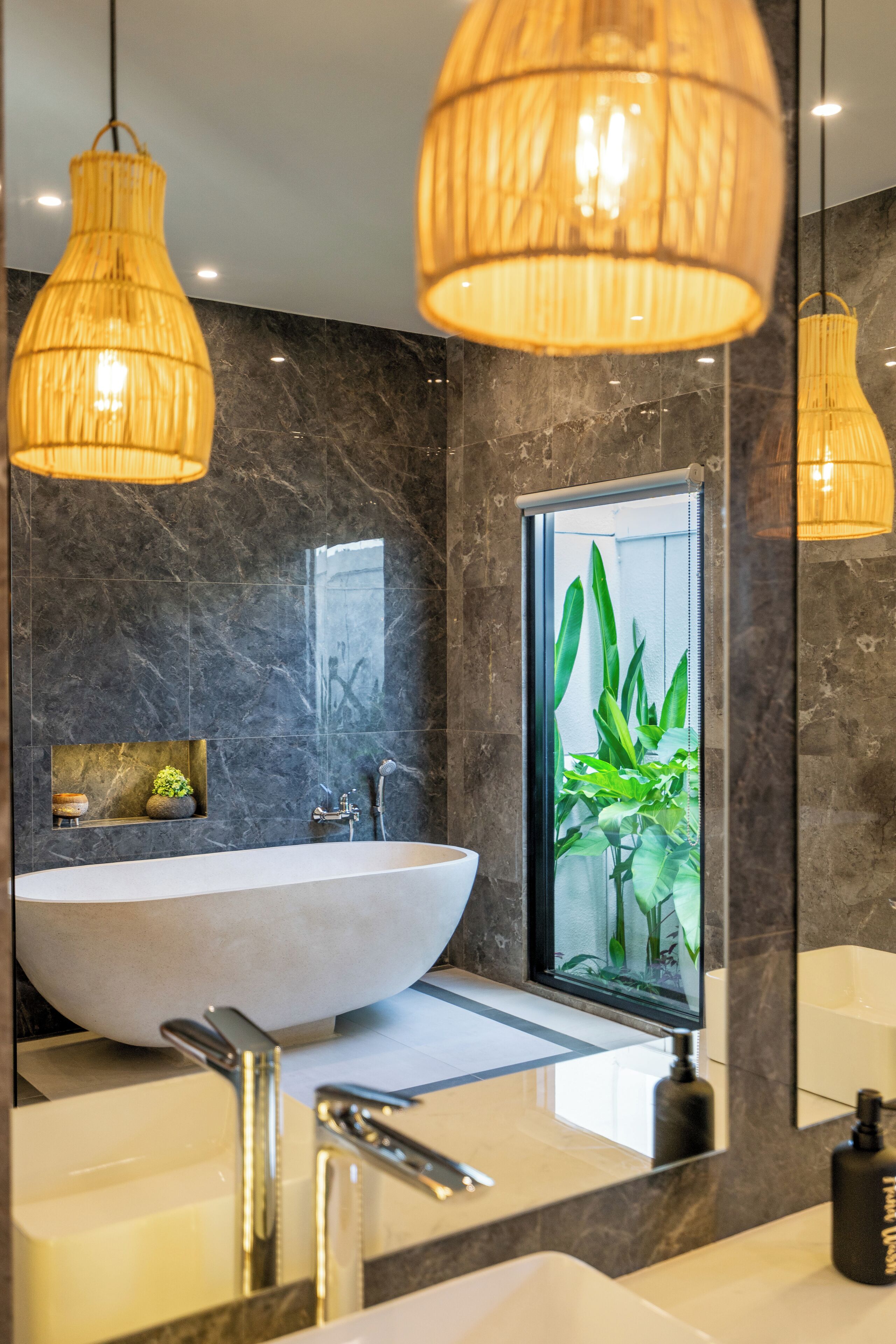 Villa, 2 slaapkamers | Badkamer | Een aparte badkuip en douche, een regendouche, gratis toiletartikelen