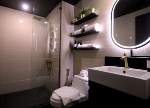 Bruser, hårtørrer, bidet, håndklæder