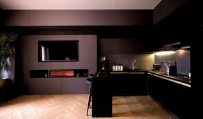 Geladeira, micro-ondas, cooktop, lava-louças