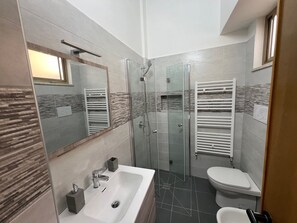 Secadora de cabello, bidet, toallas, jabón 