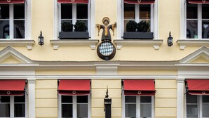 A building with a sign reading "MÜNCHNER KINDL".
