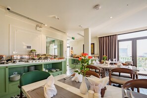 Se ofrece un desayuno bufé todos los días (por un coste adicional)