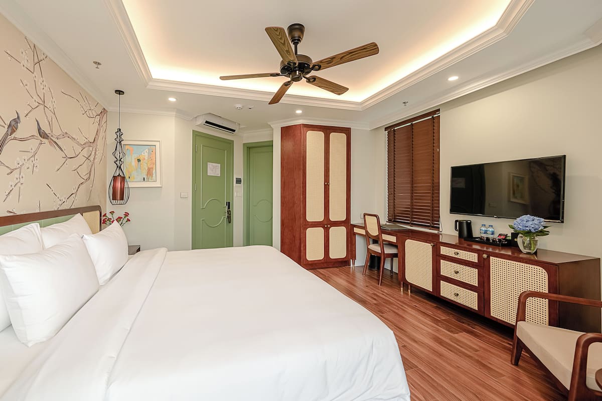 Premier Double or Twin Room | Bar mini, peti besi dalam bilik, meja, Wi-fi percuma