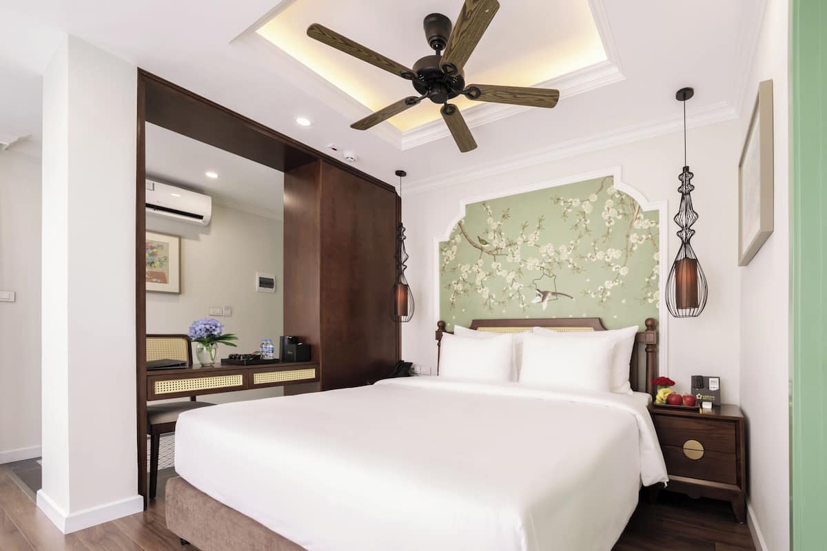 Deluxe Double Room | Bar mini, peti besi dalam bilik, meja, Wi-fi percuma