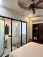 Rom – superior | Bad | Dusj, hårføner, tøfler og håndklær