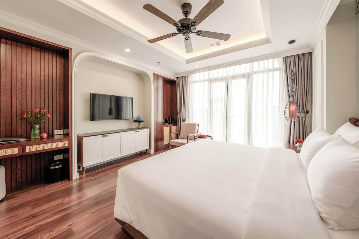 Executive Double Room | Bar mini, peti besi dalam bilik, meja, Wi-fi percuma