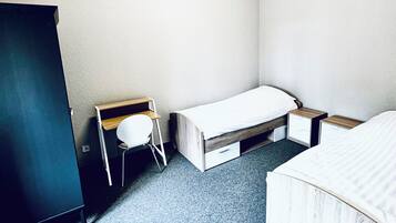 5 bedrooms, iron/ironing board, bed sheets