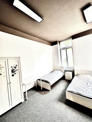 5 bedrooms, iron/ironing board, bed sheets