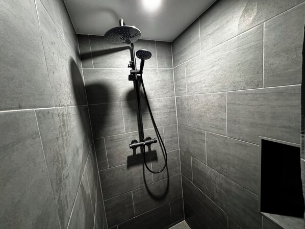 Hair dryer, towels, soap, toilet paper - Gästehaus im Stadtzentrum, nah an Sehenswürdigkeiten, Cafés und Geschäften (Baden-Baden)