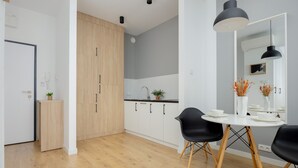 Microwave, dishwasher, cookware/dishes/utensils - Studio Klimatyzacja Warszawa by Renters (Warsaw)