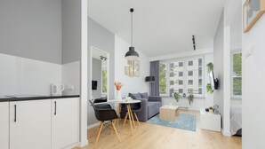 Microwave, dishwasher, cookware/dishes/utensils - Studio Klimatyzacja Warszawa by Renters (Warsaw)