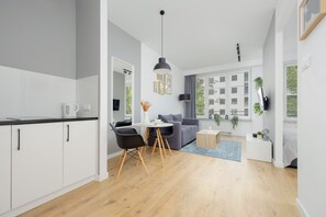 Microwave, dishwasher, cookware/dishes/utensils - Studio Klimatyzacja Warszawa by Renters (Warsaw)