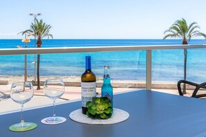 Outdoor dining - Beachside apartment in Cala Millor (Cala Millor)