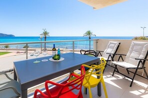 Outdoor dining - Beachside apartment in Cala Millor (Cala Millor)