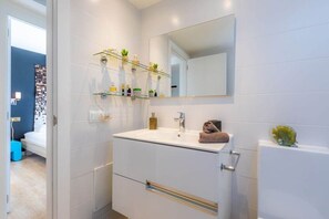 Shower, towels - Beachside apartment in Cala Millor (Cala Millor)
