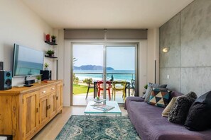 Smart TV, DVD player, livros, aparelho de som