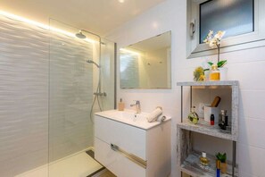 Shower, towels - Nice apartment in Cala Millor (Cala Millor)