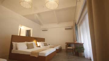 Quadruple Room | Desk, laptop workspace, free WiFi, bed sheets